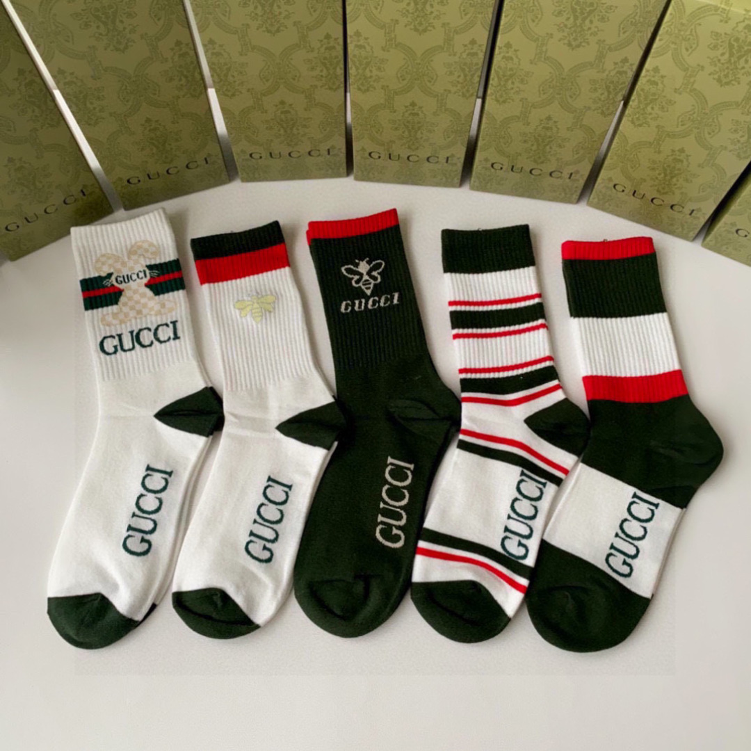 💛配专柜包装
Gucci（古驰）新款中长款堆堆袜袜子！一盒五双，专柜同步筒袜袜子，💛大牌出街，潮人必备