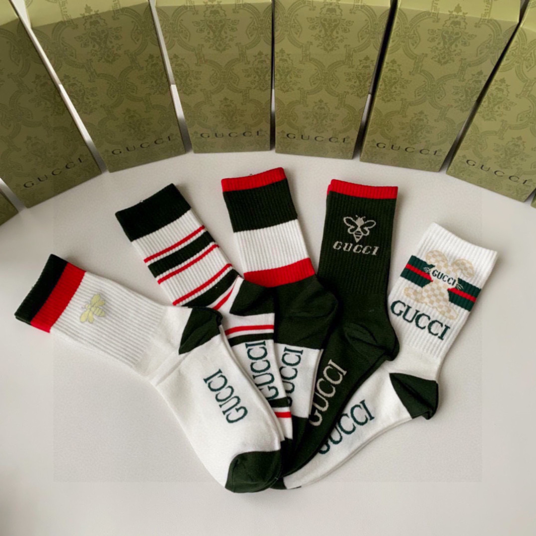  💛配专柜包装
Gucci（古驰）新款中长款堆堆袜袜子！一盒五双，专柜同步筒袜袜子，💛大牌出街，潮人必备