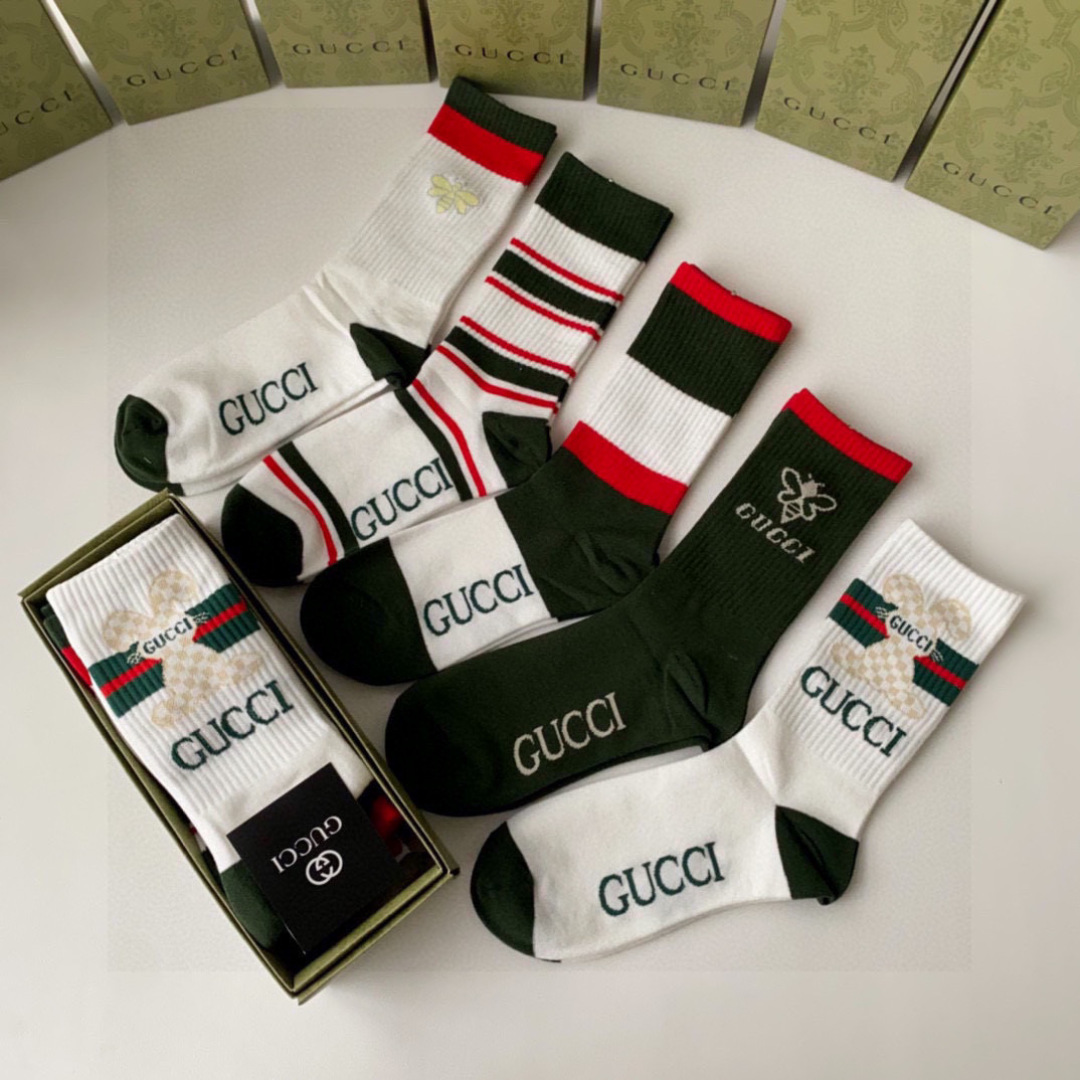  💛配专柜包装
Gucci（古驰）新款中长款堆堆袜袜子！一盒五双，专柜同步筒袜袜子，💛大牌出街，潮人必备