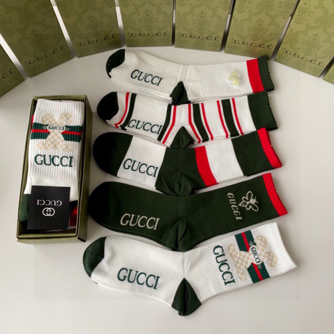  💛配专柜包装
Gucci（古驰）新款中长款堆堆袜袜子！一盒五双，专柜同步筒袜袜子，💛大牌出街，潮人必备