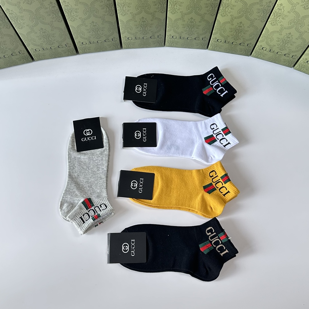  💛配专柜包装
Gucci（古驰）新款中短款堆堆袜袜子！一盒五双，专柜同步筒袜袜子，💛大牌出街，潮人必备