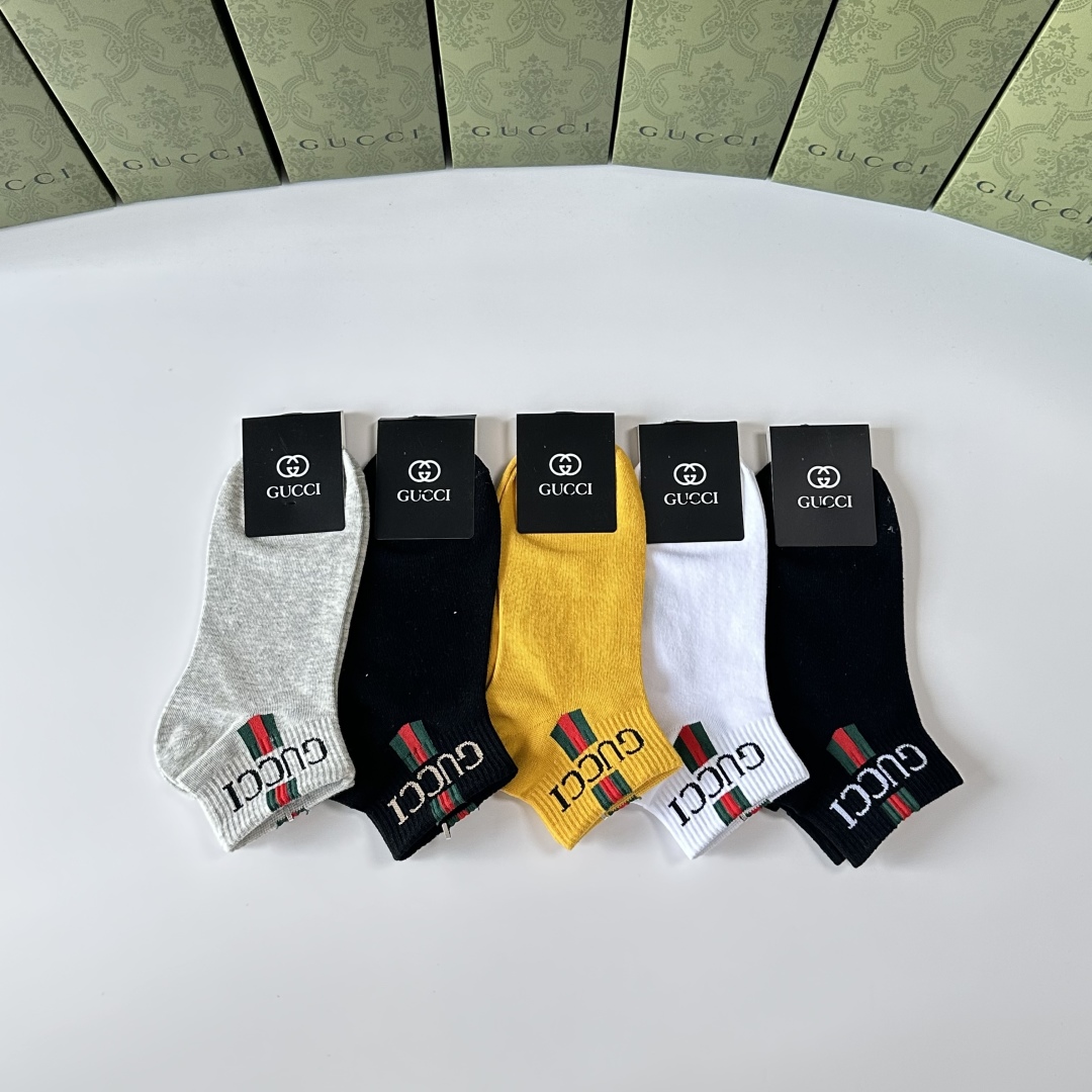  💛配专柜包装
Gucci（古驰）新款中短款堆堆袜袜子！一盒五双，专柜同步筒袜袜子，💛大牌出街，潮人必备