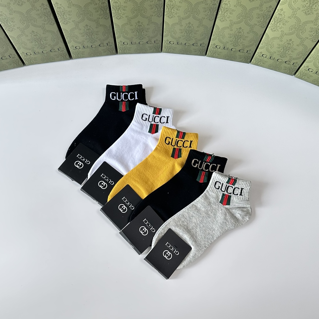  💛配专柜包装
Gucci（古驰）新款中短款堆堆袜袜子！一盒五双，专柜同步筒袜袜子，💛大牌出街，潮人必备