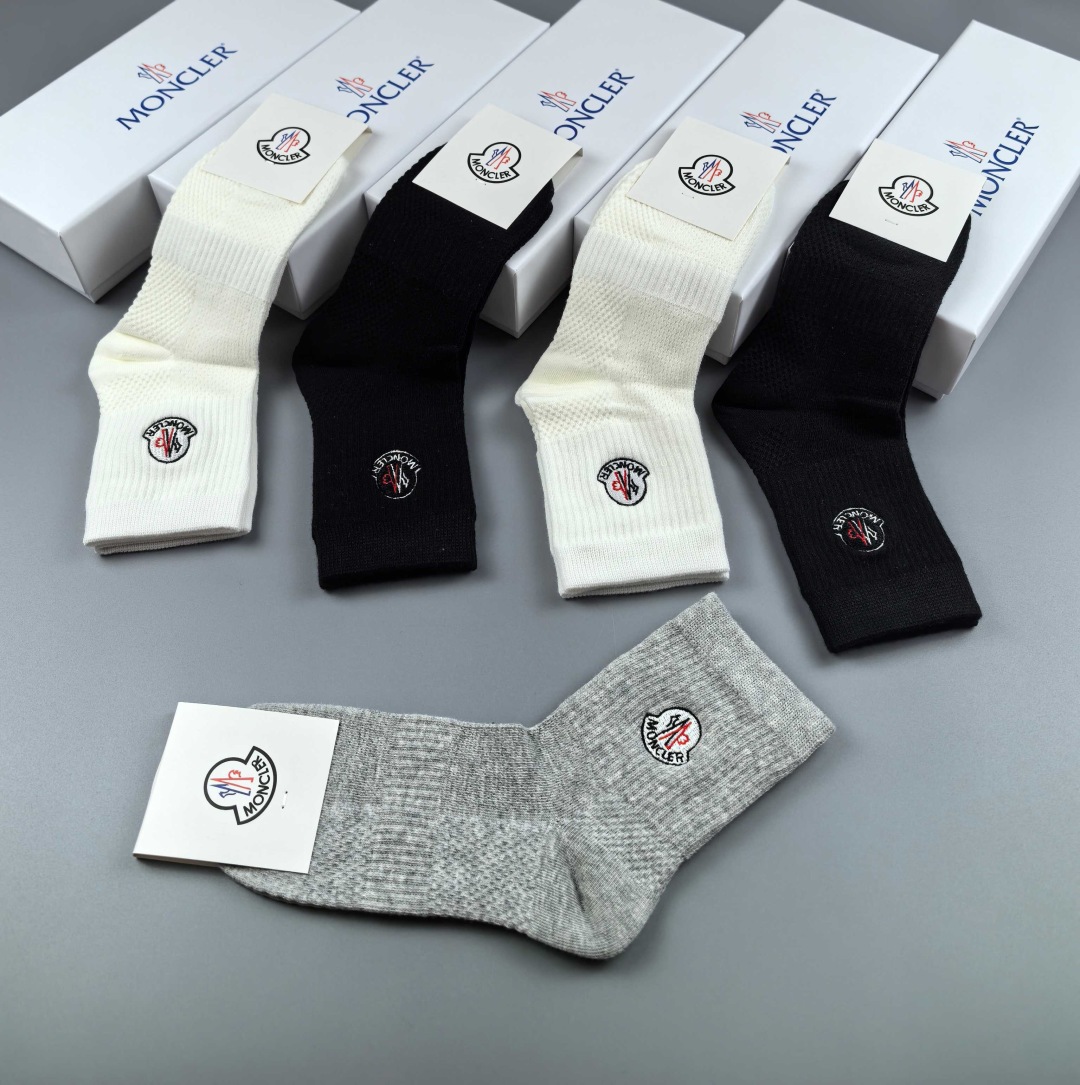💛配专柜包装MONCLER（蒙口）最新中筒刺绣款堆堆袜袜子！一盒五双，专柜同步筒袜袜子，💛大牌出街，潮人