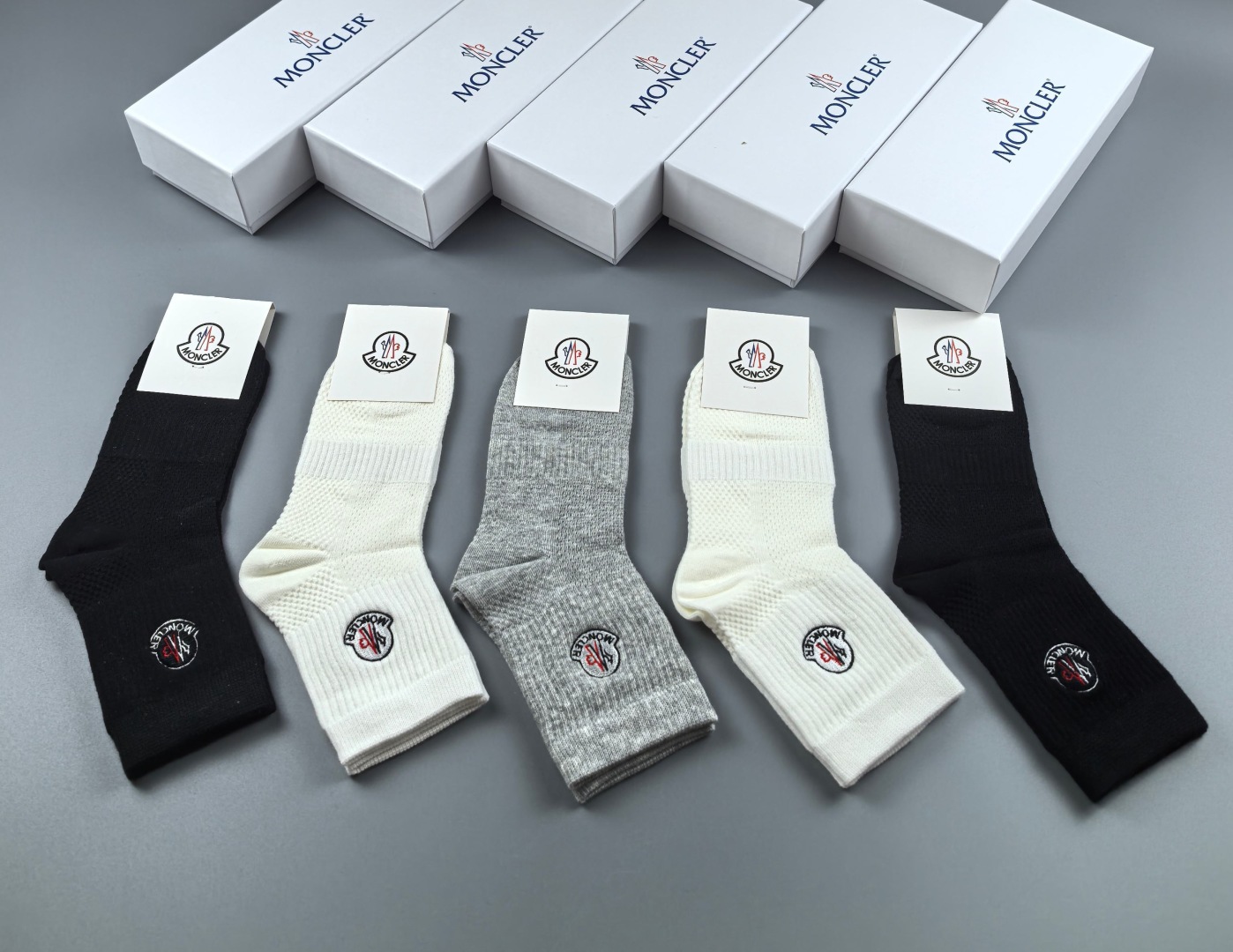 💛配专柜包装MONCLER（蒙口）最新中筒刺绣款堆堆袜袜子！一盒五双，专柜同步筒袜袜子，💛大牌出街，潮人