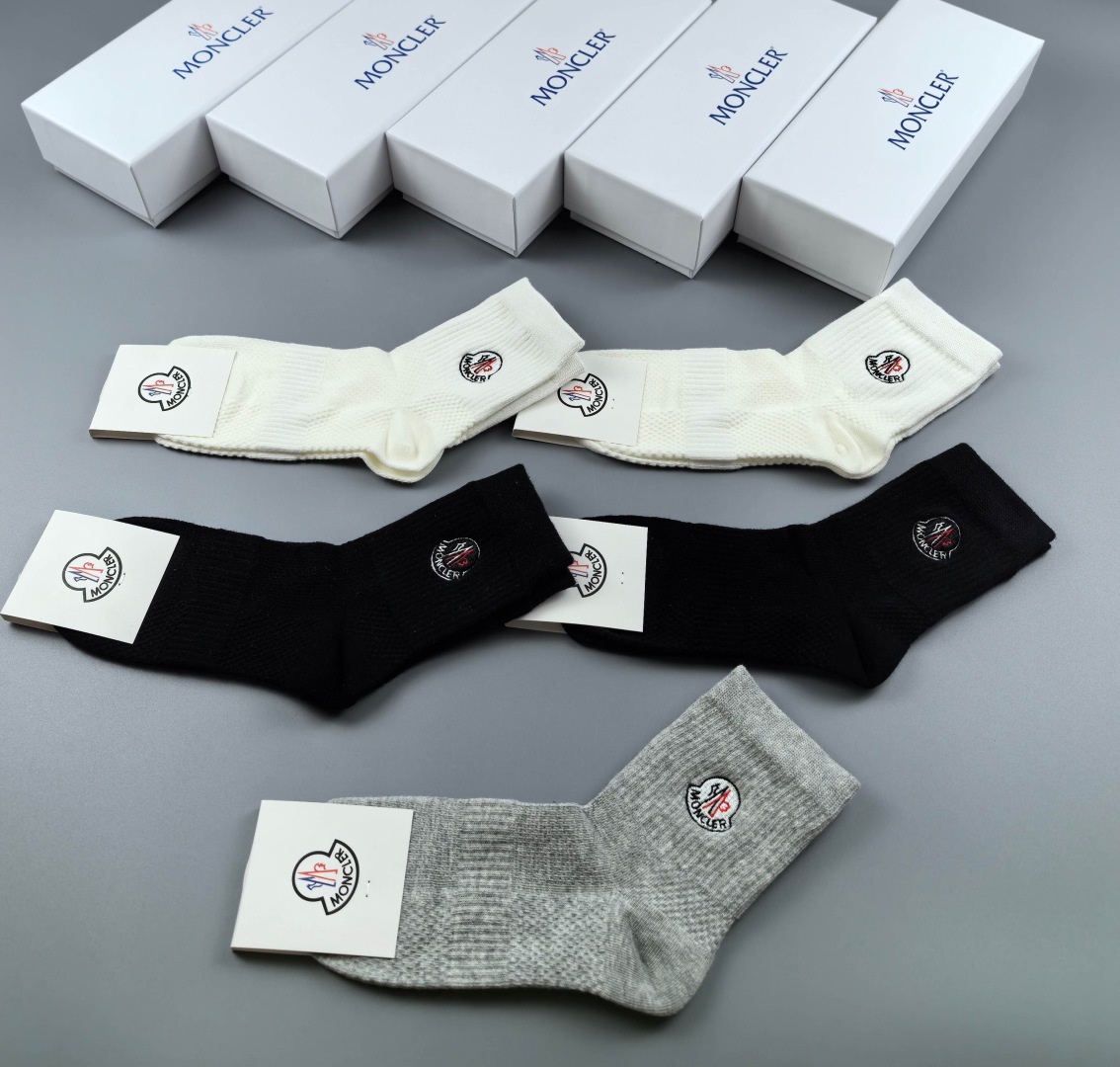 💛配专柜包装MONCLER（蒙口）最新中筒刺绣款堆堆袜袜子！一盒五双，专柜同步筒袜袜子，💛大牌出街，潮人