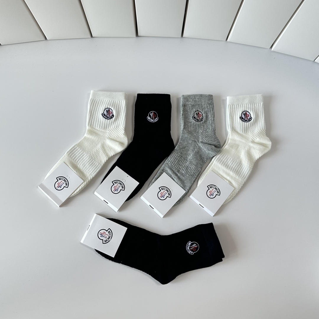 💛配专柜包装
MONCLER（蒙口）最新中筒刺绣款堆堆袜袜子！一盒五双，专柜同步筒袜袜子，💛大牌出街，潮