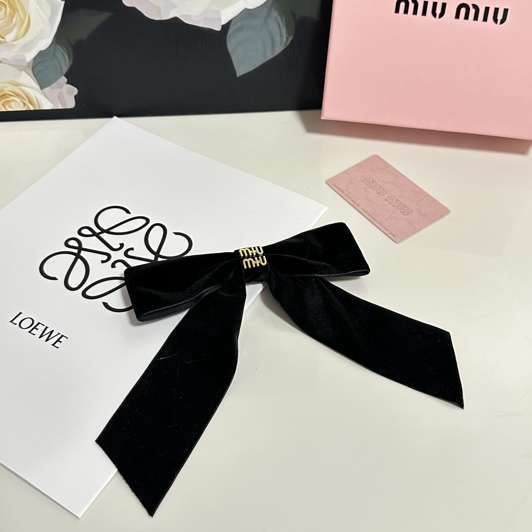  配专柜包装
MiuMiu（缪缪）官网同款最新蝴蝶结五金丝绒发夹#
信我！人手必备的单品 这件必须买
洋
