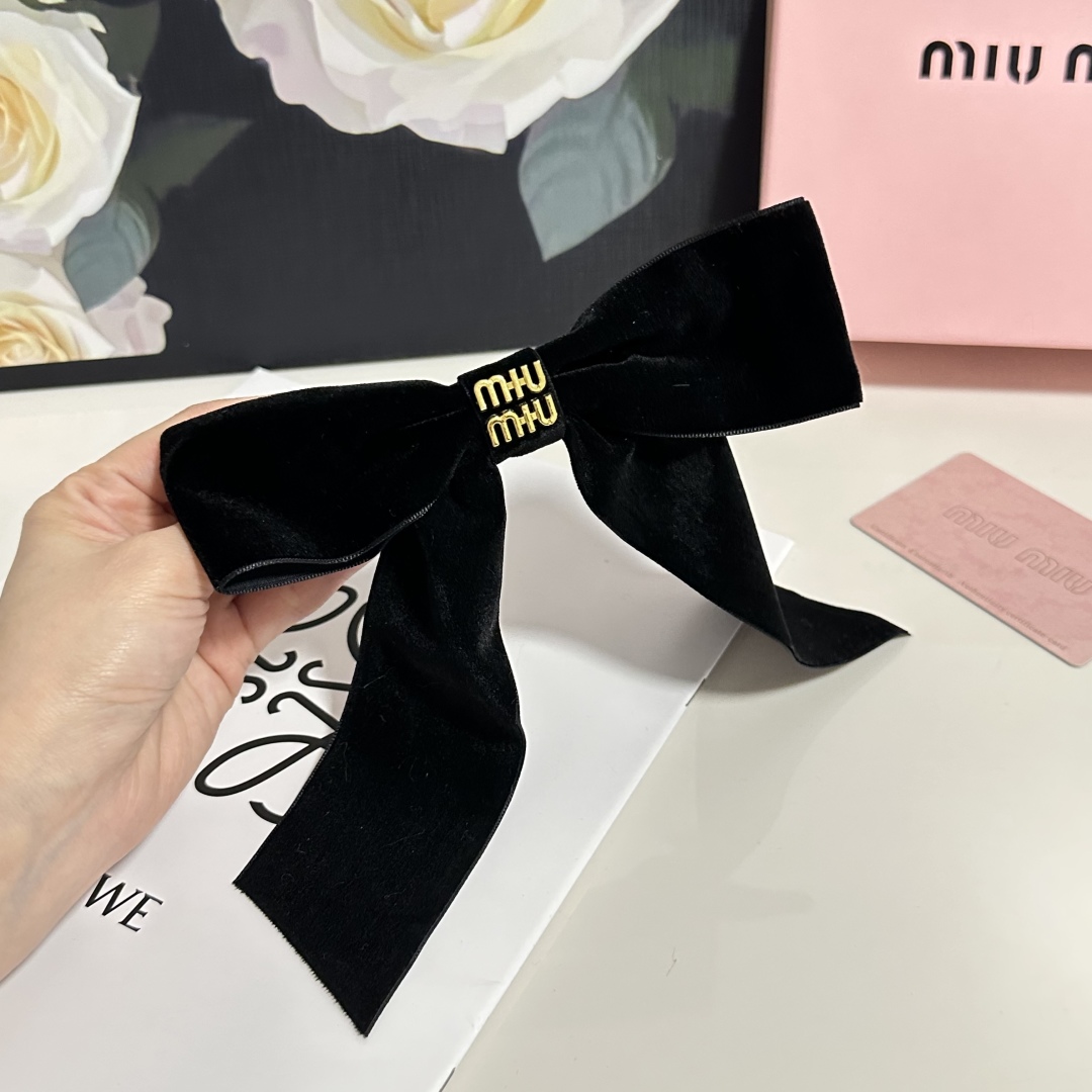  配专柜包装
MiuMiu（缪缪）官网同款最新蝴蝶结五金丝绒发夹#
信我！人手必备的单品 这件必须买
洋