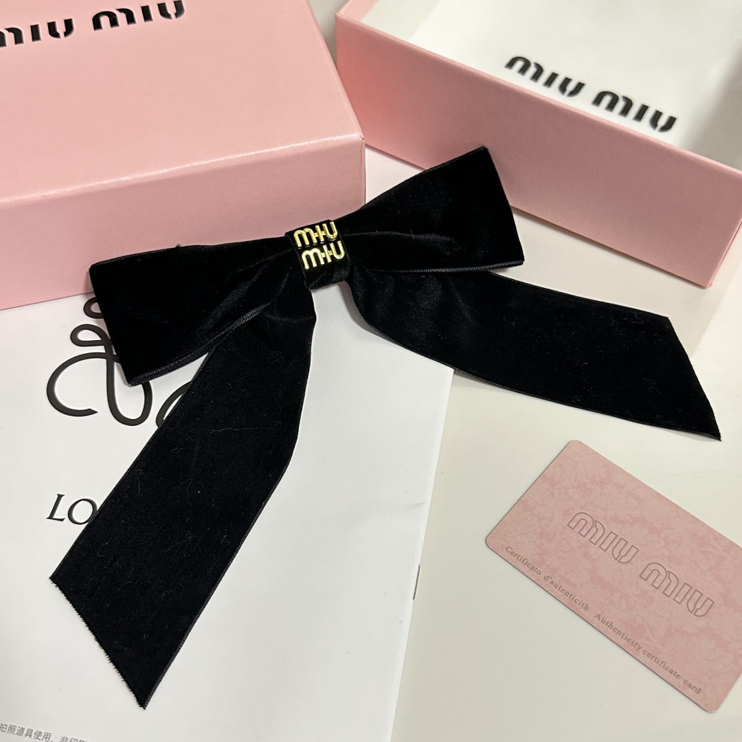  配专柜包装
MiuMiu（缪缪）官网同款最新蝴蝶结五金丝绒发夹#
信我！人手必备的单品 这件必须买
洋