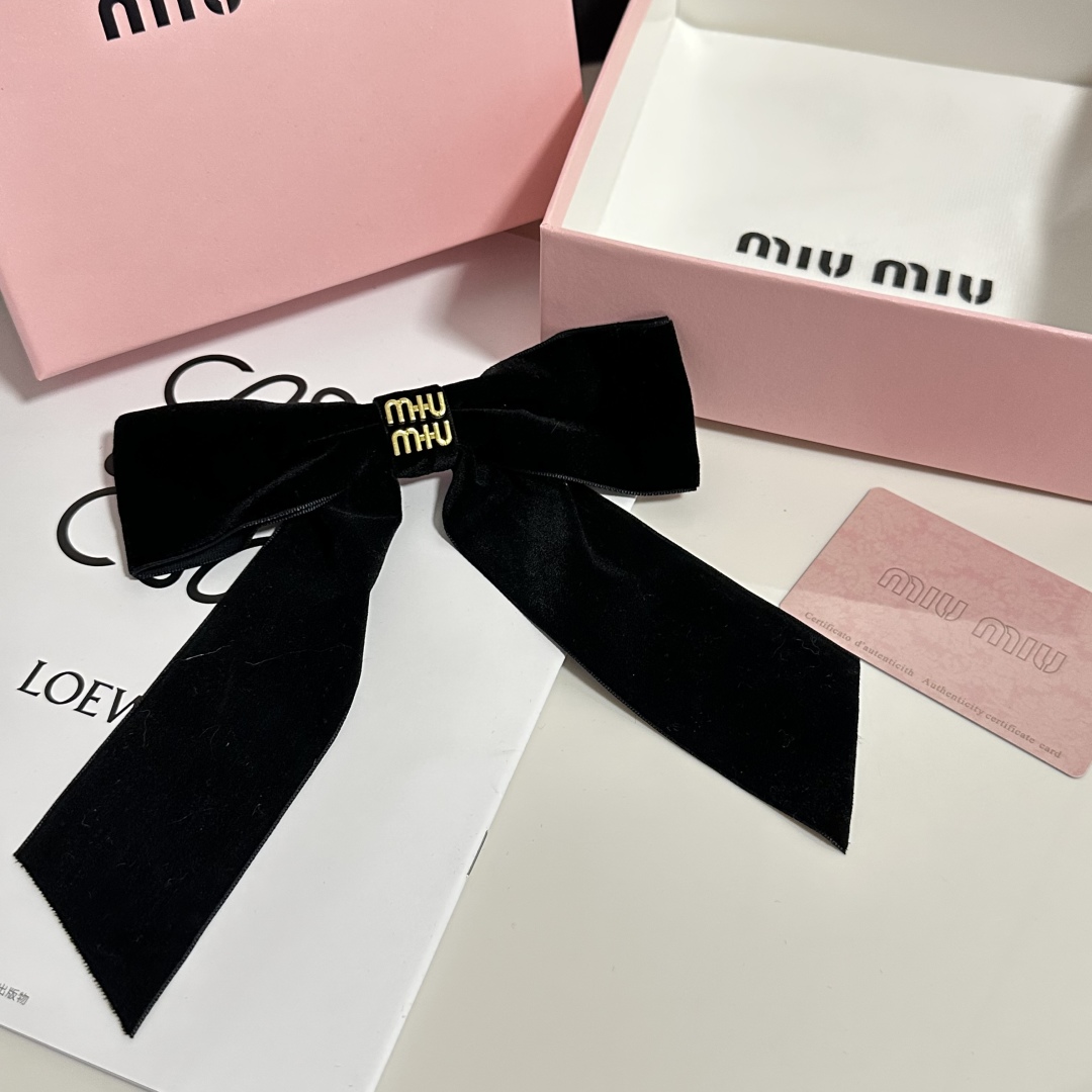  配专柜包装
MiuMiu（缪缪）官网同款最新蝴蝶结五金丝绒发夹#
信我！人手必备的单品 这件必须买
洋