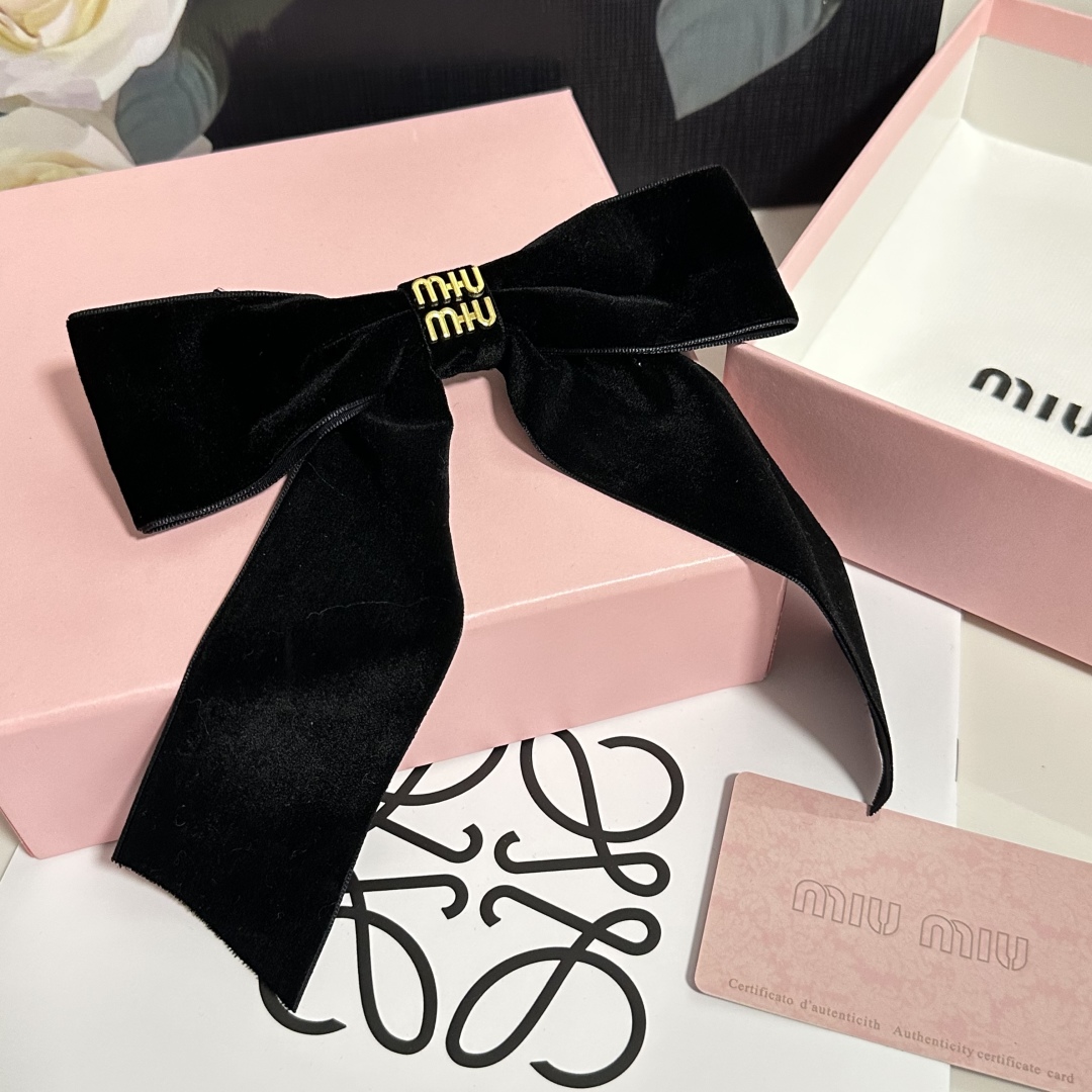  配专柜包装
MiuMiu（缪缪）官网同款最新蝴蝶结五金丝绒发夹#
信我！人手必备的单品 这件必须买
洋