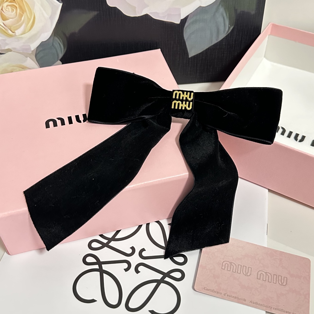  配专柜包装
MiuMiu（缪缪）官网同款最新蝴蝶结五金丝绒发夹#
信我！人手必备的单品 这件必须买
洋