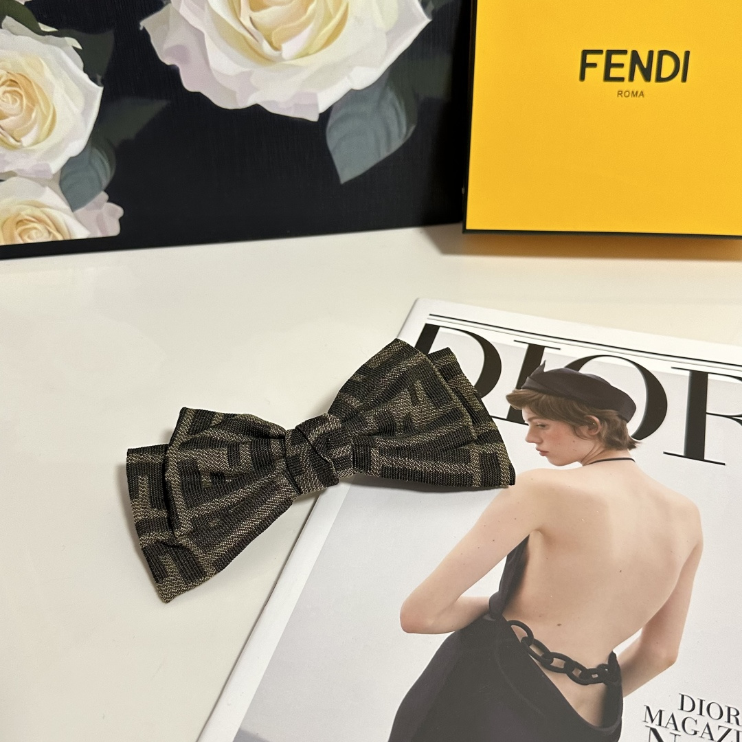 NO:367555,Specially equipped with counter packaging FENDI (Fendi) official website latest bow hairpin #Thank me!  A must-have item for everyone. This one must be bought. The fairy is going to take it. Whoever wears it looks good~ Hairpins, hairpins, fendi, fendi, fendi, hairpins19860909特 配专柜包装 FENDI（芬迪）官网同款最新蝴蝶结发夹# 信我！人手必备的单品 这件必须买 洋气神仙颜值 小仙女要收了它,谁戴谁好看～发夹,发夹,fendi,fendi,hairpins,accessory