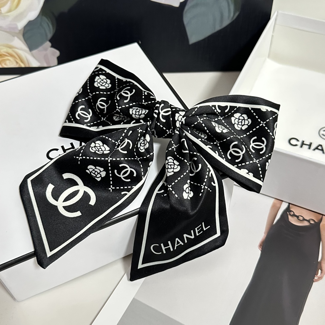  配专柜包装
Chanel（香奈儿）最新蝴蝶结中古发夹#
信我！人手必备的单品 这件必须买
洋气神仙颜值