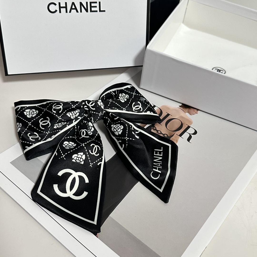  配专柜包装
Chanel（香奈儿）最新蝴蝶结中古发夹#
信我！人手必备的单品 这件必须买
洋气神仙颜值