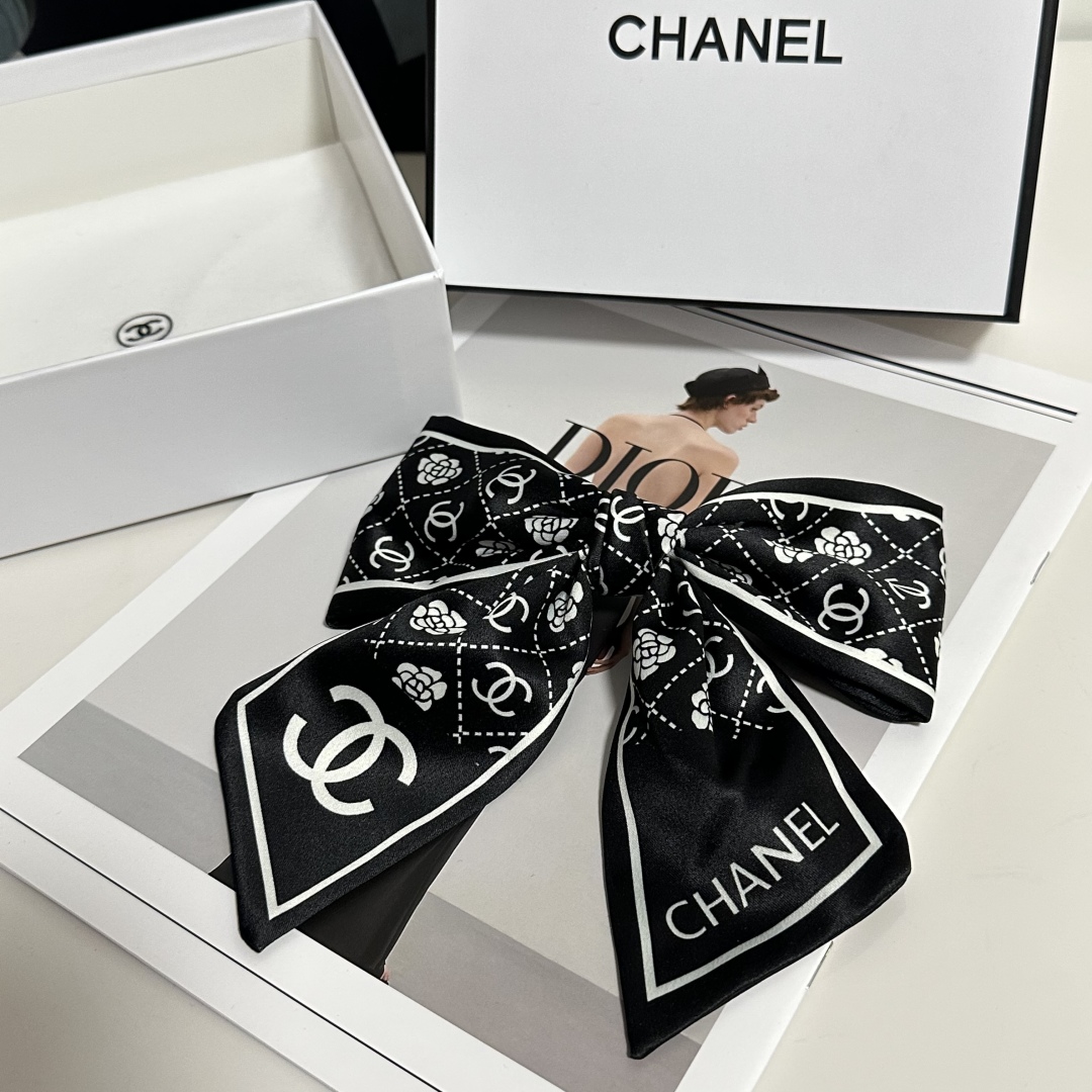 配专柜包装
Chanel（香奈儿）最新蝴蝶结中古发夹#
信我！人手必备的单品 这件必须买
洋气神仙颜值