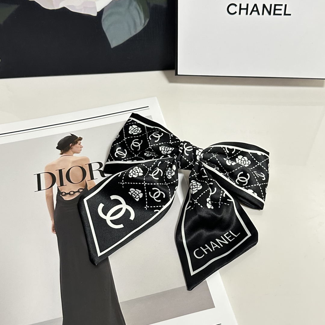  配专柜包装
Chanel（香奈儿）最新蝴蝶结中古发夹#
信我！人手必备的单品 这件必须买
洋气神仙颜值