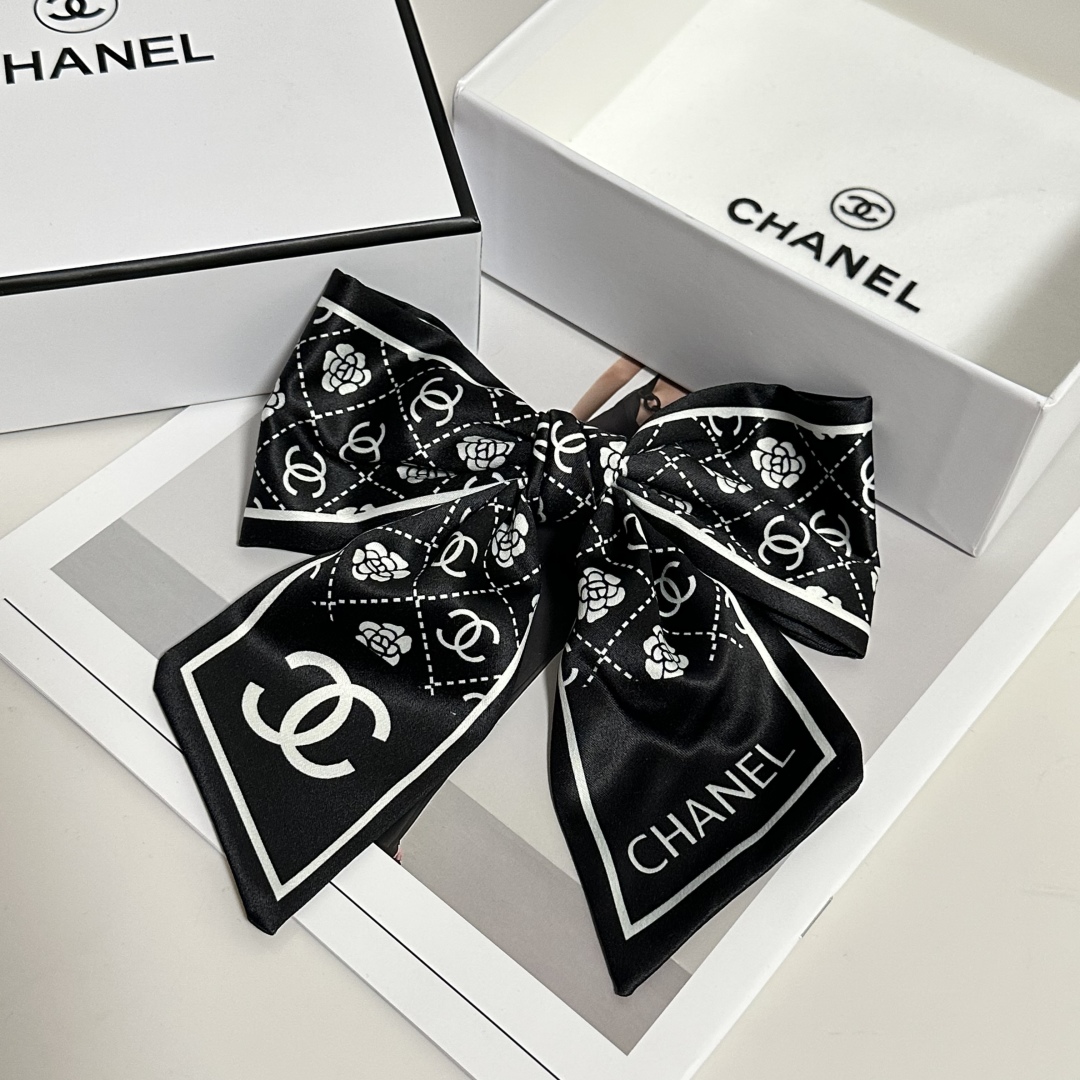  配专柜包装
Chanel（香奈儿）最新蝴蝶结中古发夹#
信我！人手必备的单品 这件必须买
洋气神仙颜值