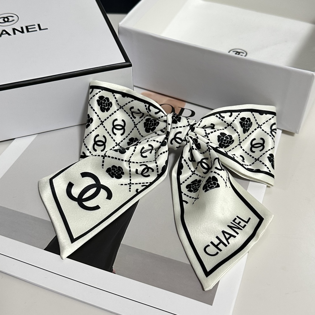  配专柜包装
Chanel（香奈儿）最新蝴蝶结中古发夹#
信我！人手必备的单品 这件必须买
洋气神仙颜值