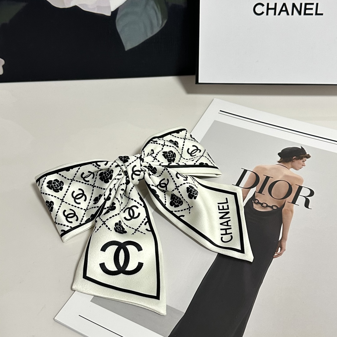  配专柜包装
Chanel（香奈儿）最新蝴蝶结中古发夹#
信我！人手必备的单品 这件必须买
洋气神仙颜值