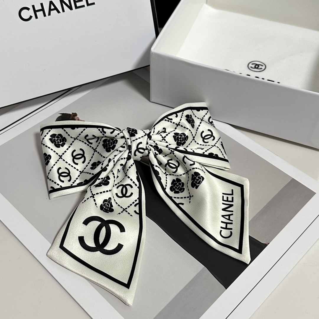  配专柜包装
Chanel（香奈儿）最新蝴蝶结中古发夹#
信我！人手必备的单品 这件必须买
洋气神仙颜值