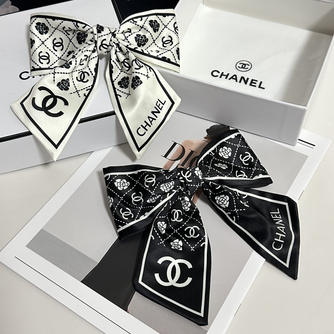  配专柜包装
Chanel（香奈儿）最新蝴蝶结中古发夹#
信我！人手必备的单品 这件必须买
洋气神仙颜值