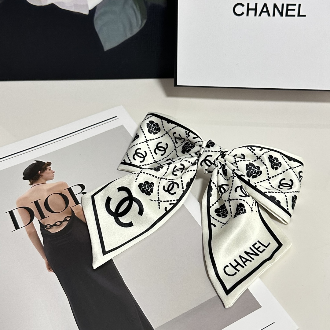  配专柜包装
Chanel（香奈儿）最新蝴蝶结中古发夹#
信我！人手必备的单品 这件必须买
洋气神仙颜值