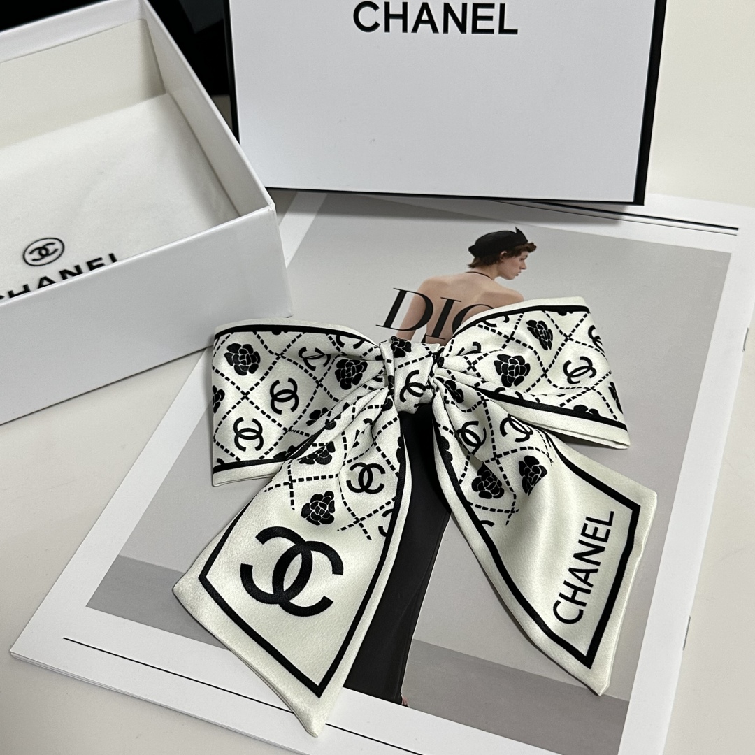  配专柜包装
Chanel（香奈儿）最新蝴蝶结中古发夹#
信我！人手必备的单品 这件必须买
洋气神仙颜值