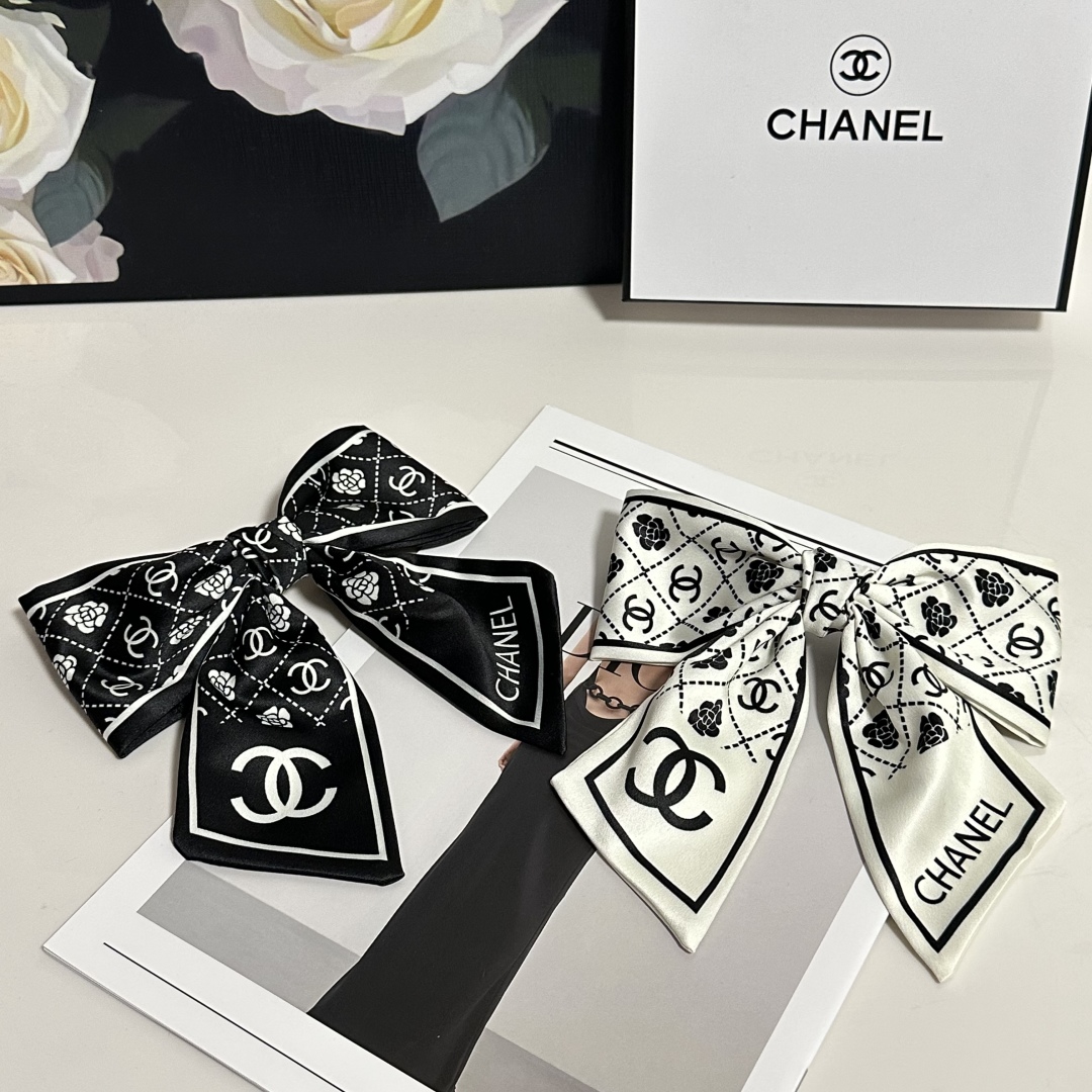  配专柜包装
Chanel（香奈儿）最新蝴蝶结中古发夹#
信我！人手必备的单品 这件必须买
洋气神仙颜值