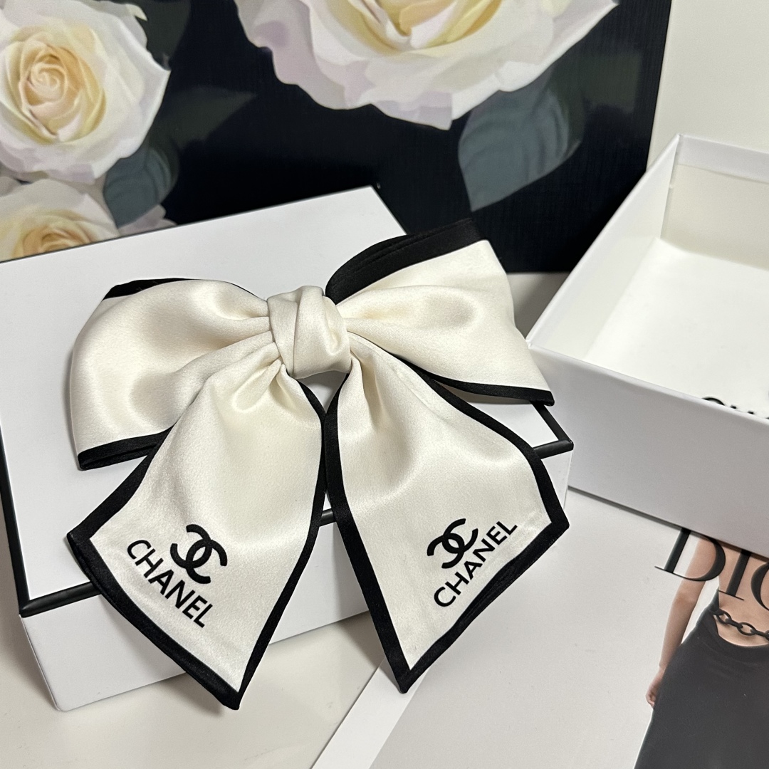  配专柜包装
Chanel（香奈儿）最新蝴蝶结中古发夹#
信我！人手必备的单品 这件必须买
洋气神仙颜值