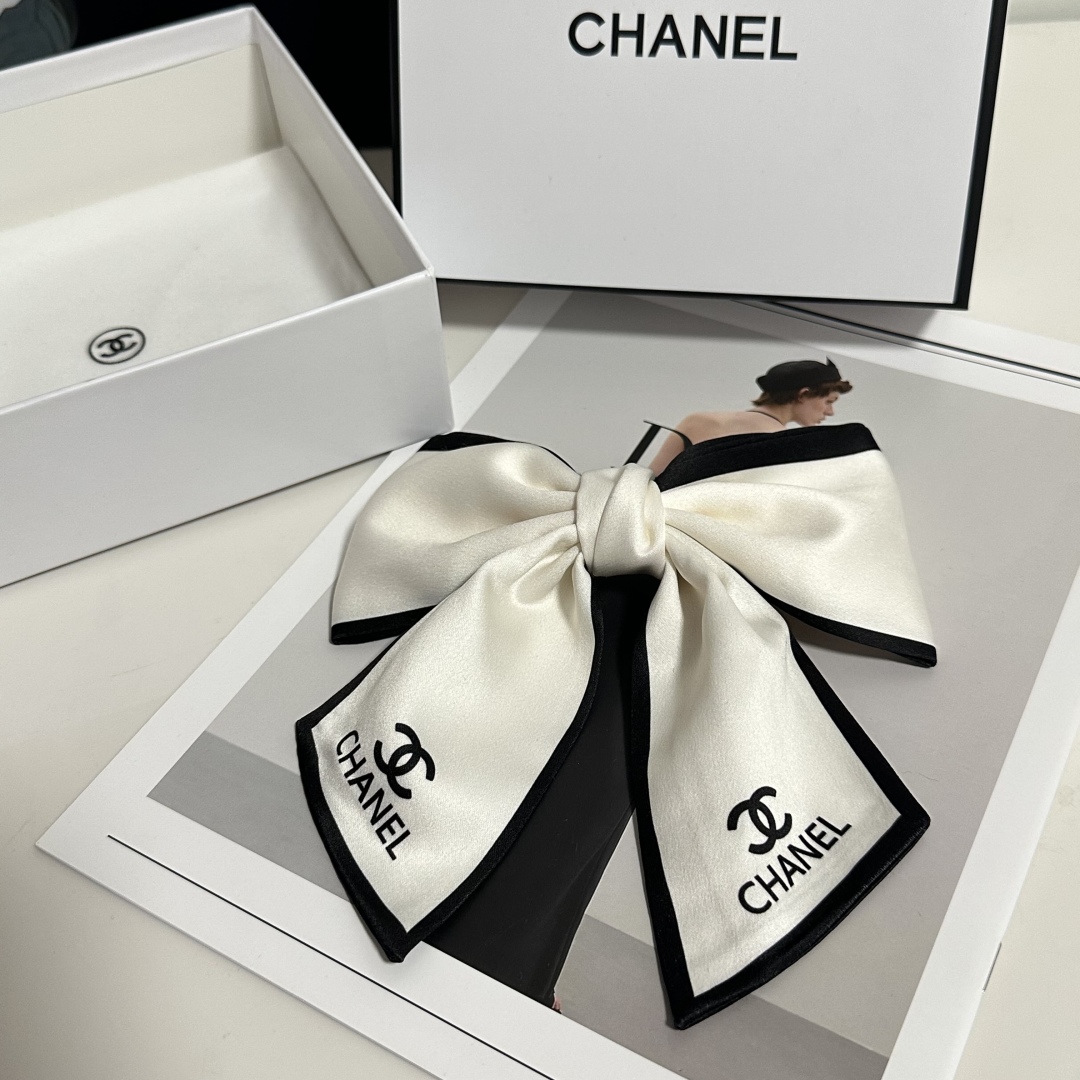  配专柜包装
Chanel（香奈儿）最新蝴蝶结中古发夹#
信我！人手必备的单品 这件必须买
洋气神仙颜值