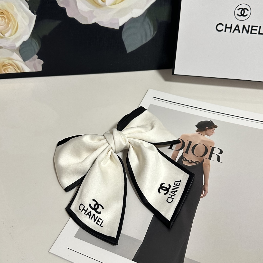 配专柜包装
Chanel（香奈儿）最新蝴蝶结中古发夹#
信我！人手必备的单品 这件必须买
洋气神仙颜值