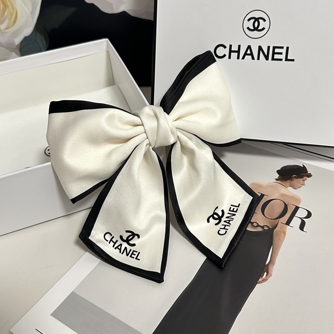  配专柜包装
Chanel（香奈儿）最新蝴蝶结中古发夹#
信我！人手必备的单品 这件必须买
洋气神仙颜值