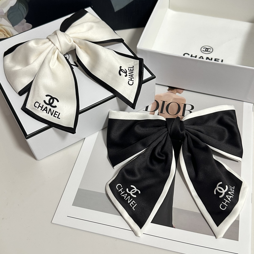  配专柜包装
Chanel（香奈儿）最新蝴蝶结中古发夹#
信我！人手必备的单品 这件必须买
洋气神仙颜值