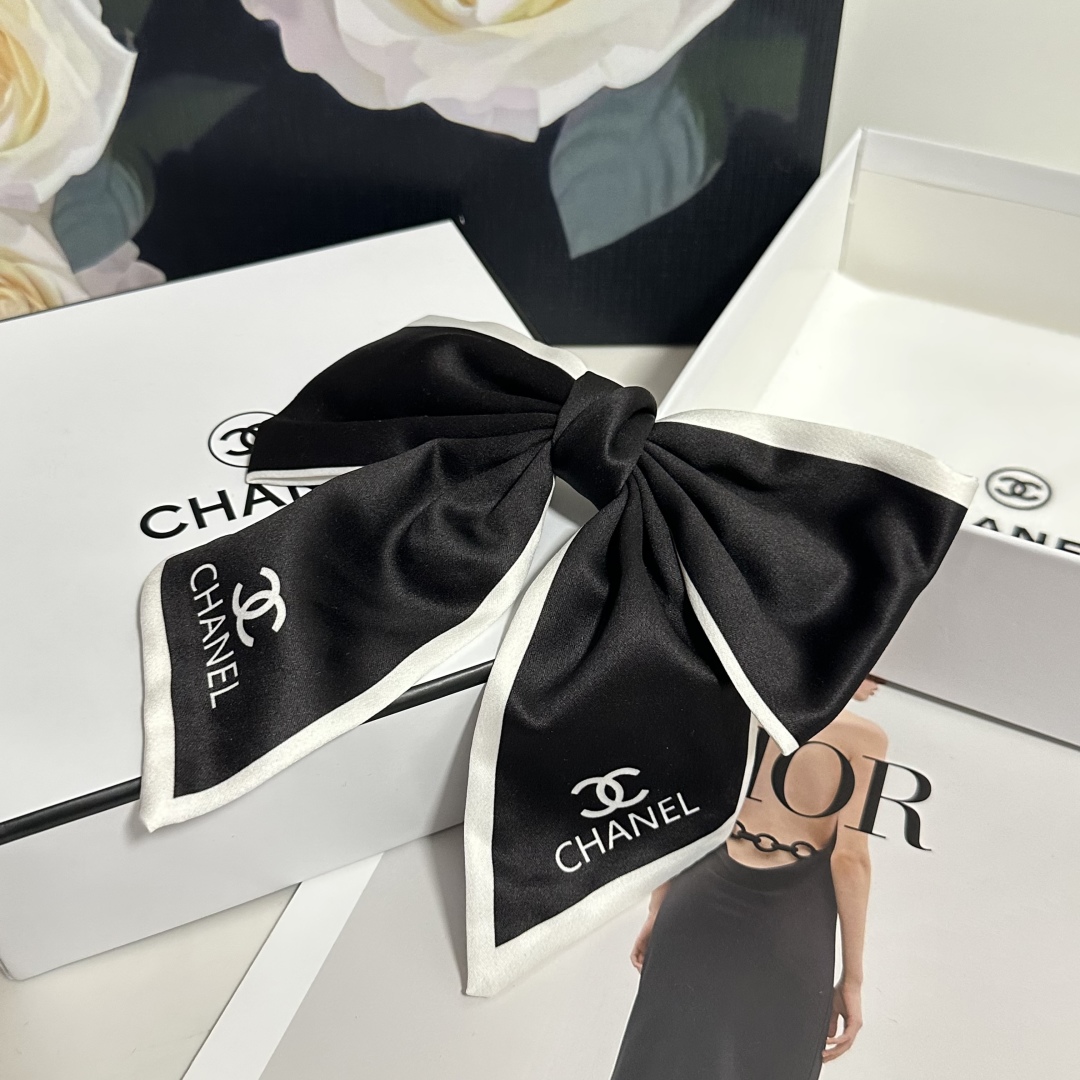  配专柜包装
Chanel（香奈儿）最新蝴蝶结中古发夹#
信我！人手必备的单品 这件必须买
洋气神仙颜值