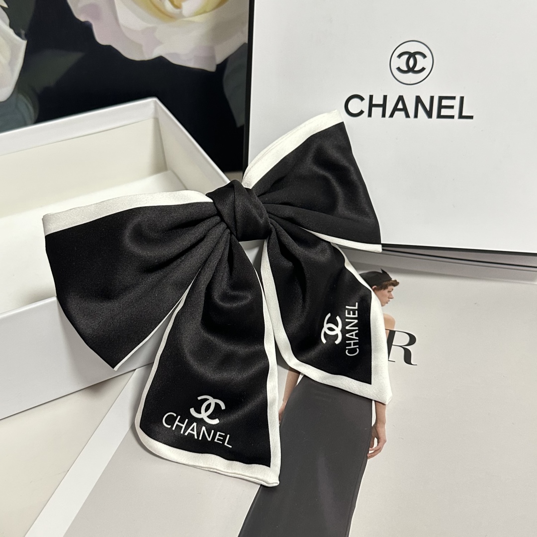  配专柜包装
Chanel（香奈儿）最新蝴蝶结中古发夹#
信我！人手必备的单品 这件必须买
洋气神仙颜值