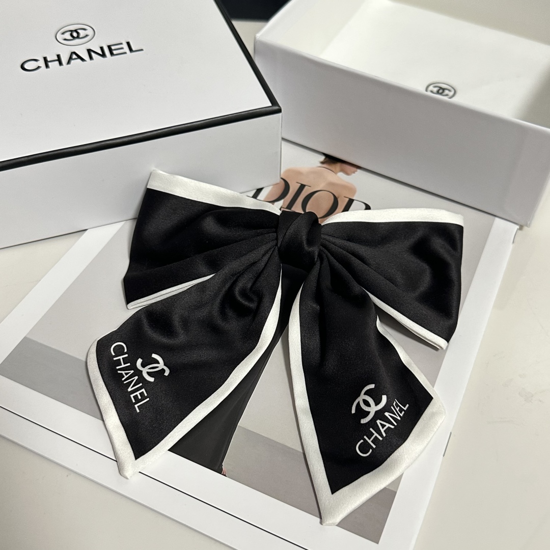  配专柜包装
Chanel（香奈儿）最新蝴蝶结中古发夹#
信我！人手必备的单品 这件必须买
洋气神仙颜值