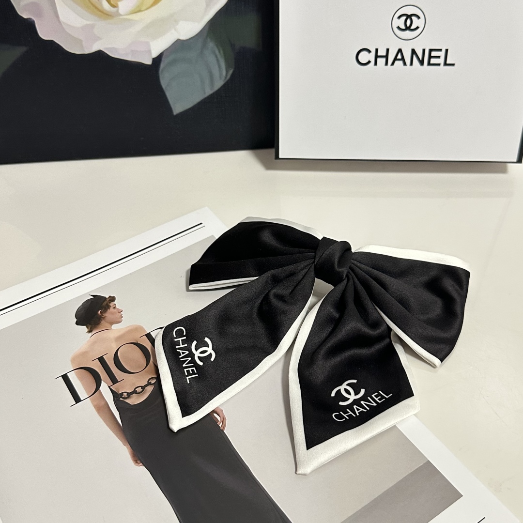  配专柜包装
Chanel（香奈儿）最新蝴蝶结中古发夹#
信我！人手必备的单品 这件必须买
洋气神仙颜值