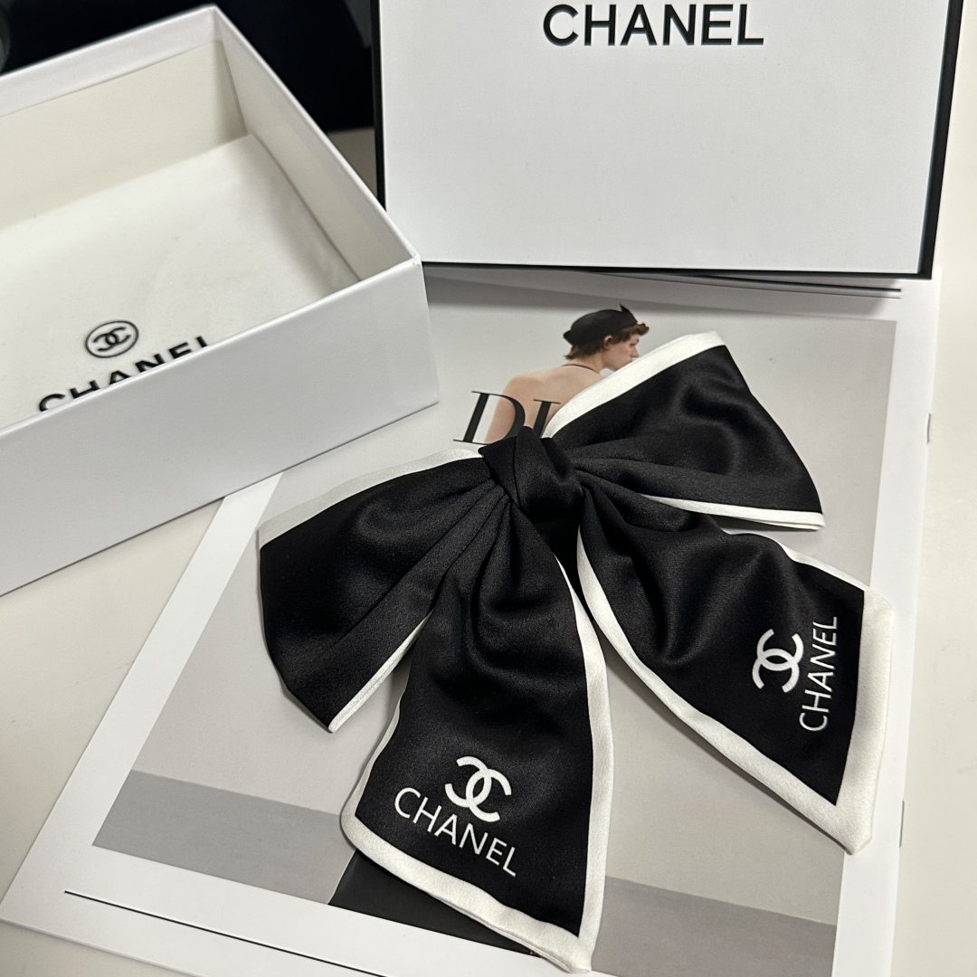  配专柜包装
Chanel（香奈儿）最新蝴蝶结中古发夹#
信我！人手必备的单品 这件必须买
洋气神仙颜值