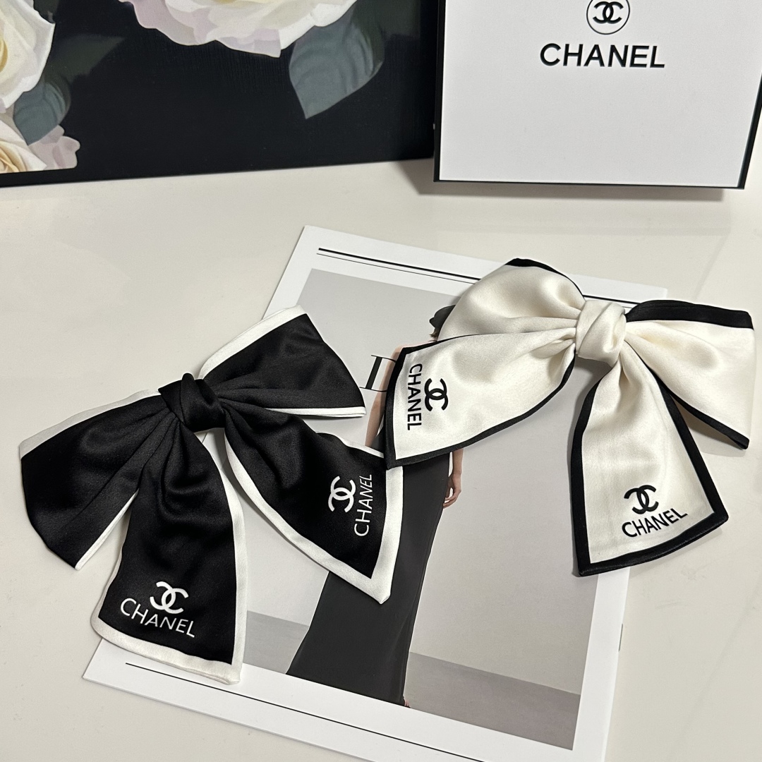 配专柜包装
Chanel（香奈儿）最新蝴蝶结中古发夹#
信我！人手必备的单品 这件必须买
洋气神仙颜值