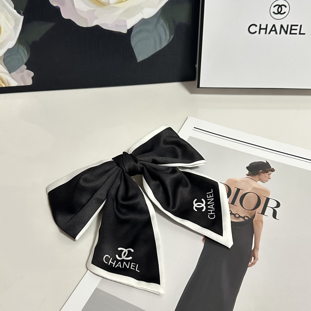  配专柜包装
Chanel（香奈儿）最新蝴蝶结中古发夹#
信我！人手必备的单品 这件必须买
洋气神仙颜值