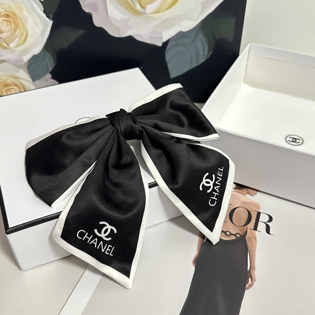  配专柜包装
Chanel（香奈儿）最新蝴蝶结中古发夹#
信我！人手必备的单品 这件必须买
洋气神仙颜值