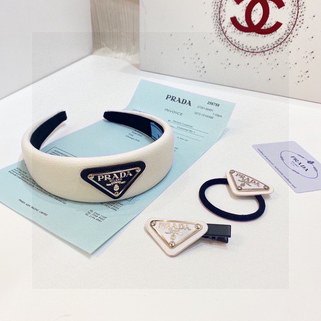 NO:367554,Special hot products (three-piece set) with counter packaging. PRADA hairbands, hair rings, and hairpins (three-piece set) can be matched separately. Classic logo is very fashionable and versatile, a very cool set. A must-have for celebrities!  hairpins, hairpins, prada, prada, hairpins19860909特 爆款（三件套）配专柜包装 PRADA（普拉达）发箍、发圈、发夹（三件套）可分开搭配 经典logo 非常洋气 百搭,非常飒的一套 名媛必入！发夹,发夹,prada,prada,hairpins,accessory