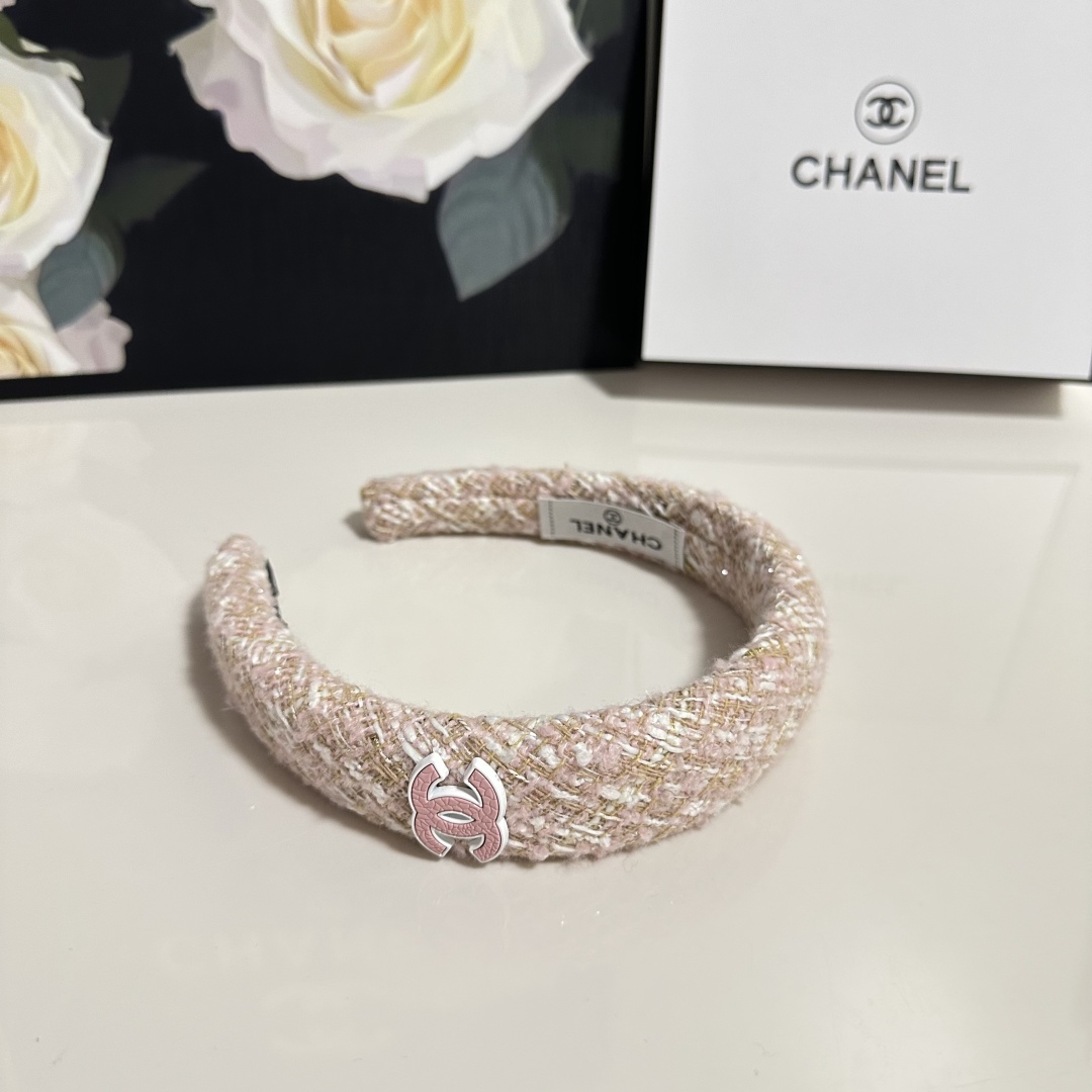  配专柜包装
Chanel（香奈儿）最新编织小香风发箍
小仙女快入手
特殊材质 不嘞头
可盐可甜