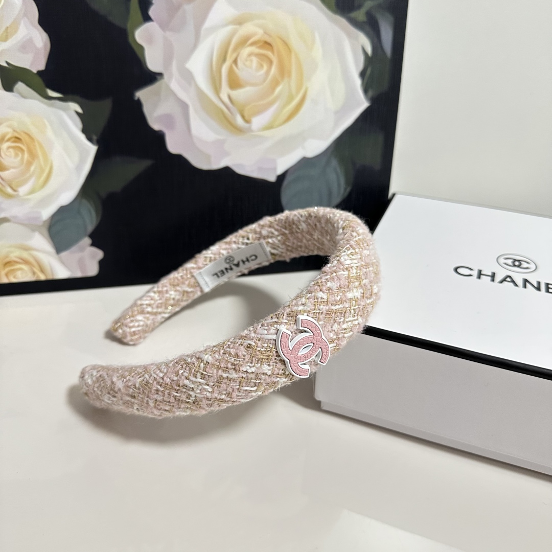  配专柜包装
Chanel（香奈儿）最新编织小香风发箍
小仙女快入手
特殊材质 不嘞头
可盐可甜