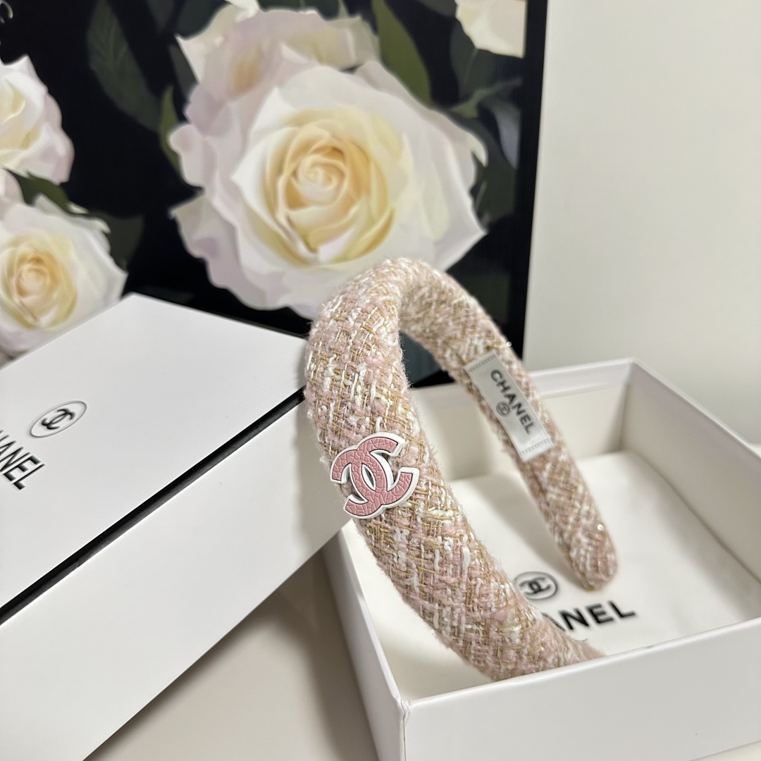  配专柜包装
Chanel（香奈儿）最新编织小香风发箍
小仙女快入手
特殊材质 不嘞头
可盐可甜