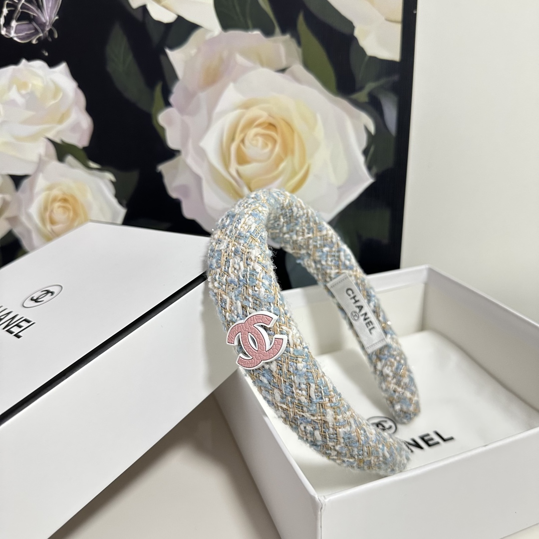  配专柜包装
Chanel（香奈儿）最新编织小香风发箍
小仙女快入手
特殊材质 不嘞头
可盐可甜