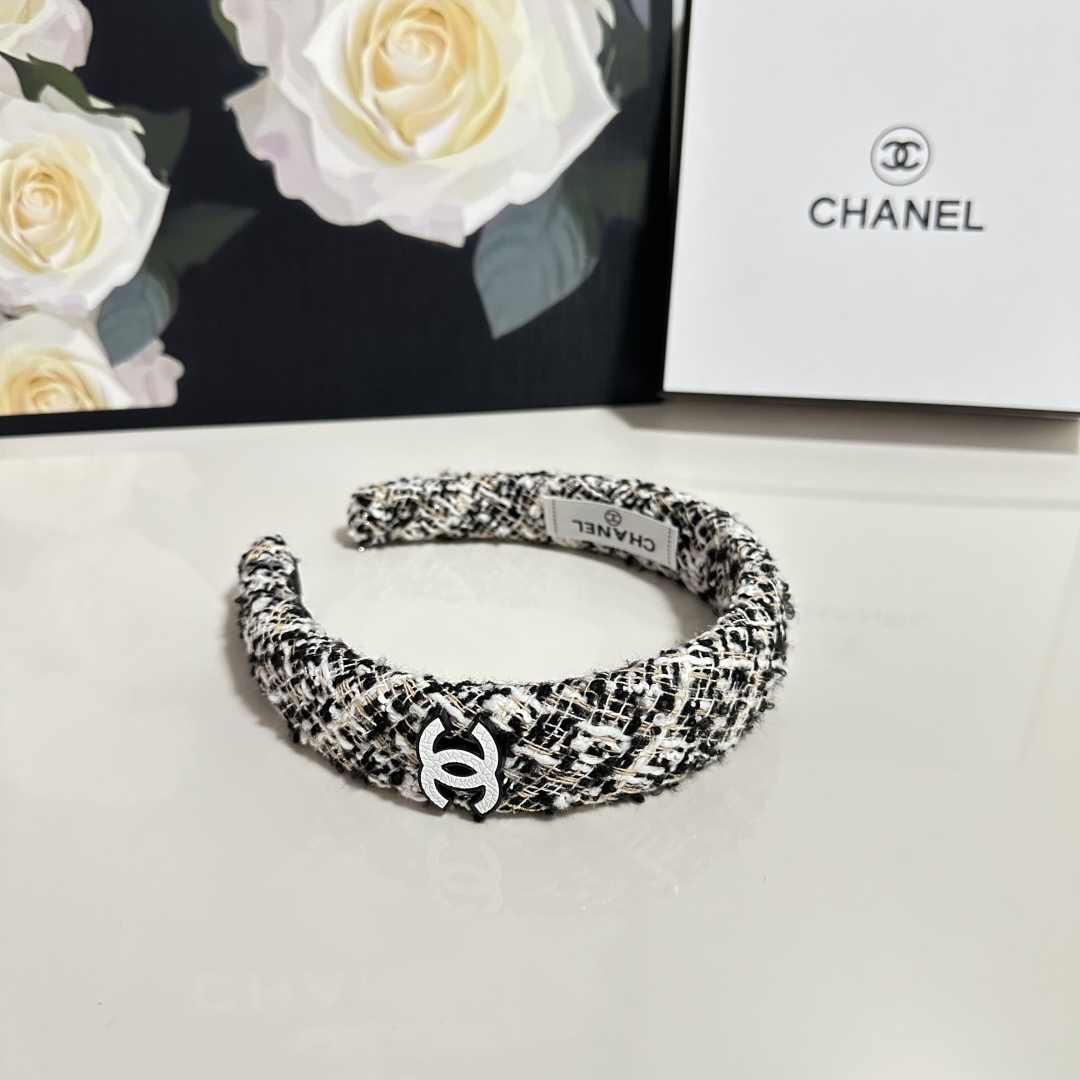  配专柜包装
Chanel（香奈儿）最新编织小香风发箍
小仙女快入手
特殊材质 不嘞头
可盐可甜