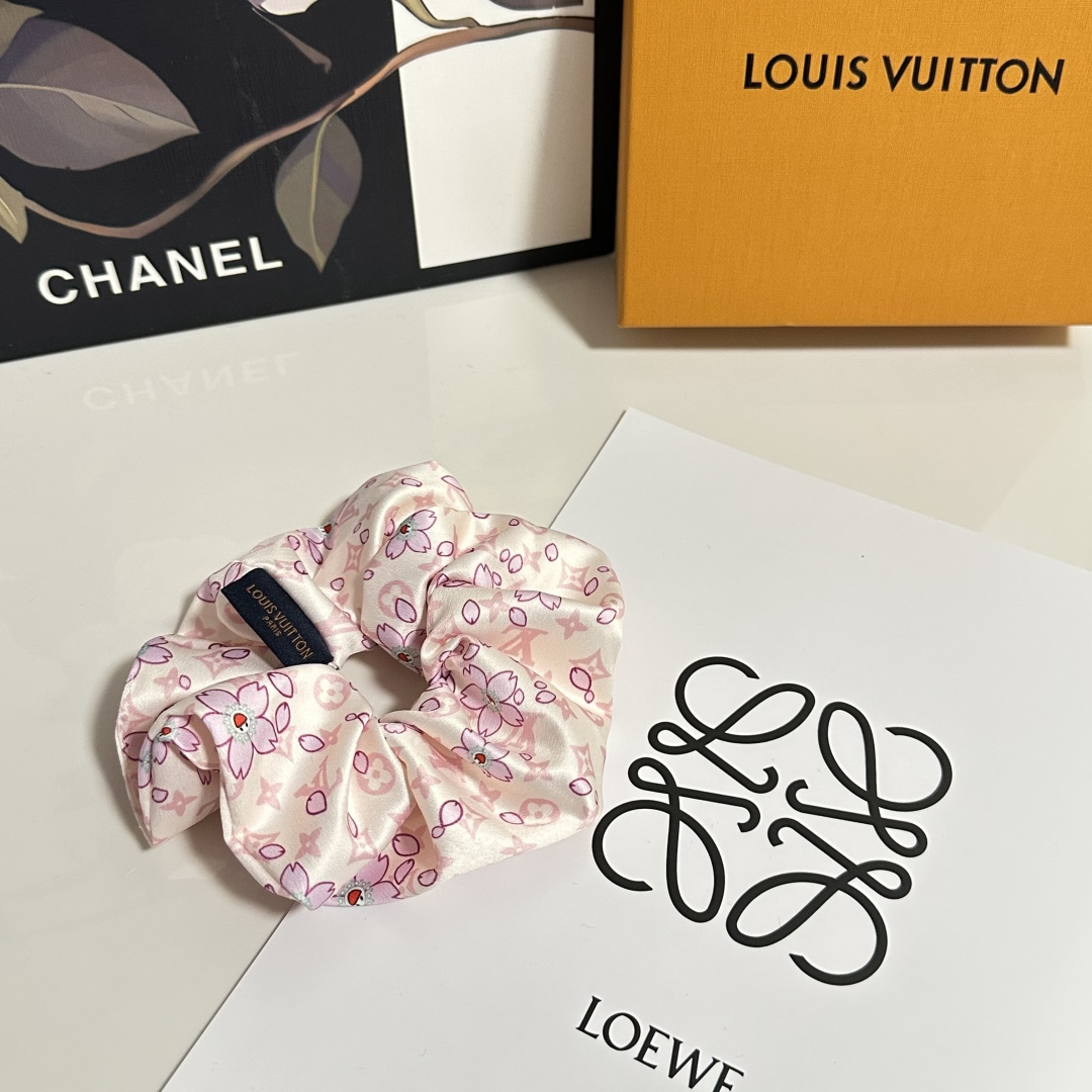 NO:367585,Special package LV (Louis Vuitton) classic silk hair ring, very beautiful on the head or on the hands, fashionable and versatile must-have items for hairpins, hairpins, louis vuitton, louis vuitton, real silk, hairpins19860909特 配包装 LV（路易威登）经典真丝发圈 带头上或者手上都非常好看 时尚百搭人手必备单品发夹,发夹,louis vuitton,louis vuitton,real silk,hairpins,accessory